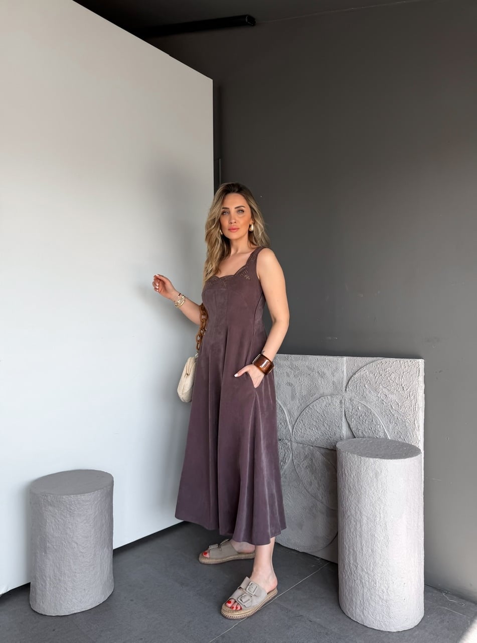 Kahve Yakası Nakışlı Cepli Elbise