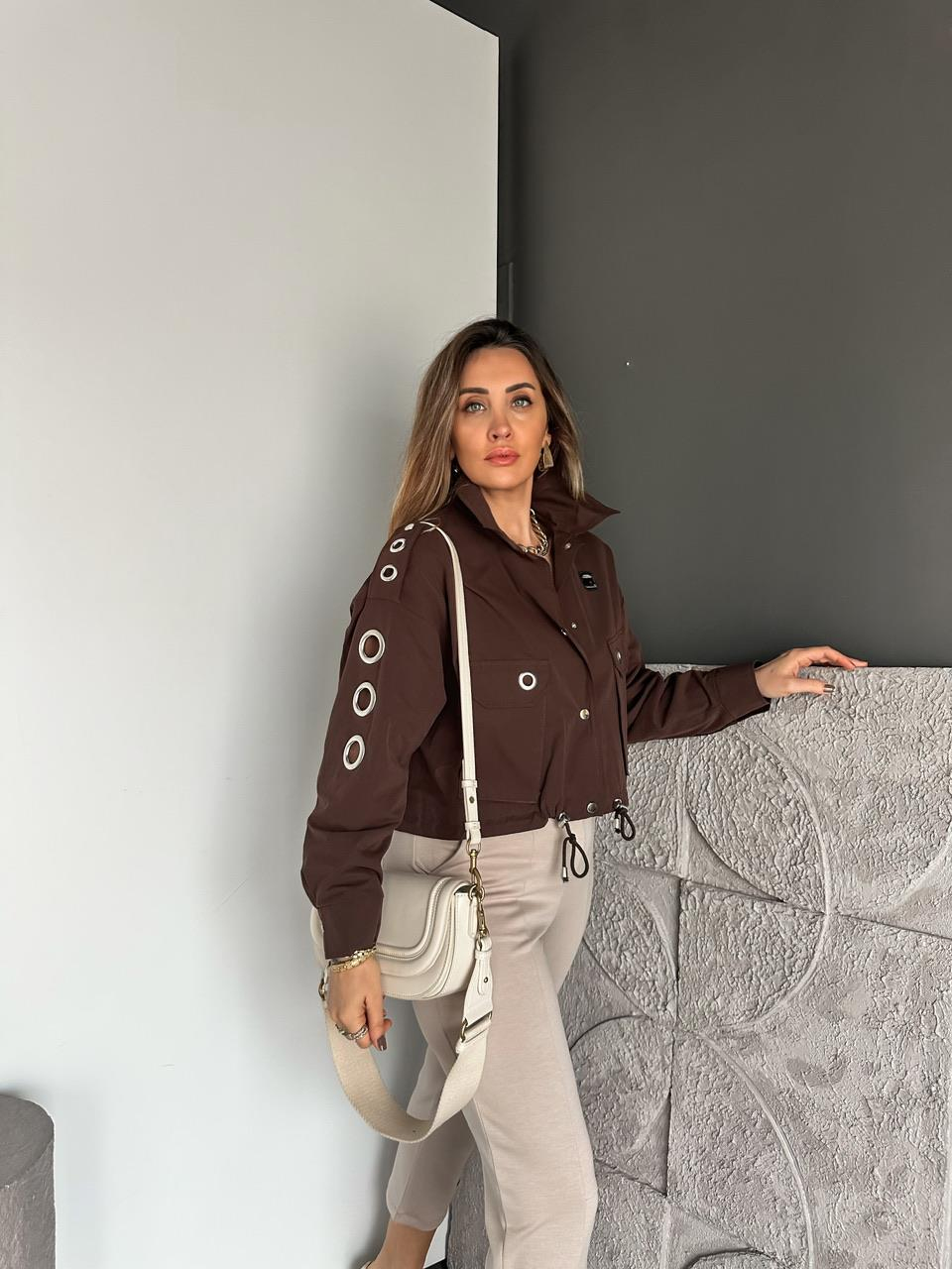 Kahve Zımbalı Aksesuarlı Tasarım Kısa Trençkot
