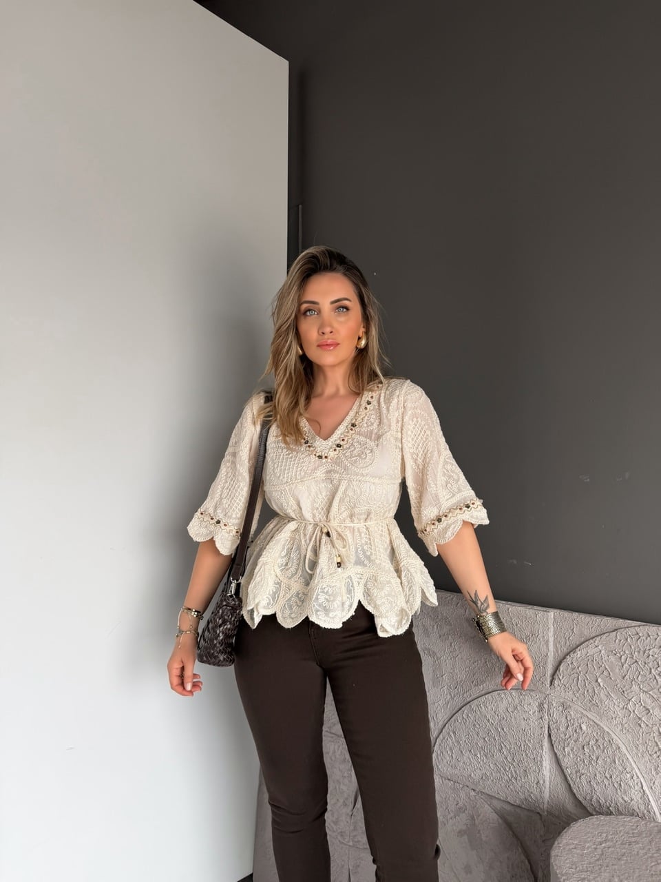 Krem Boncuklu İpli Nakışlı Bluz