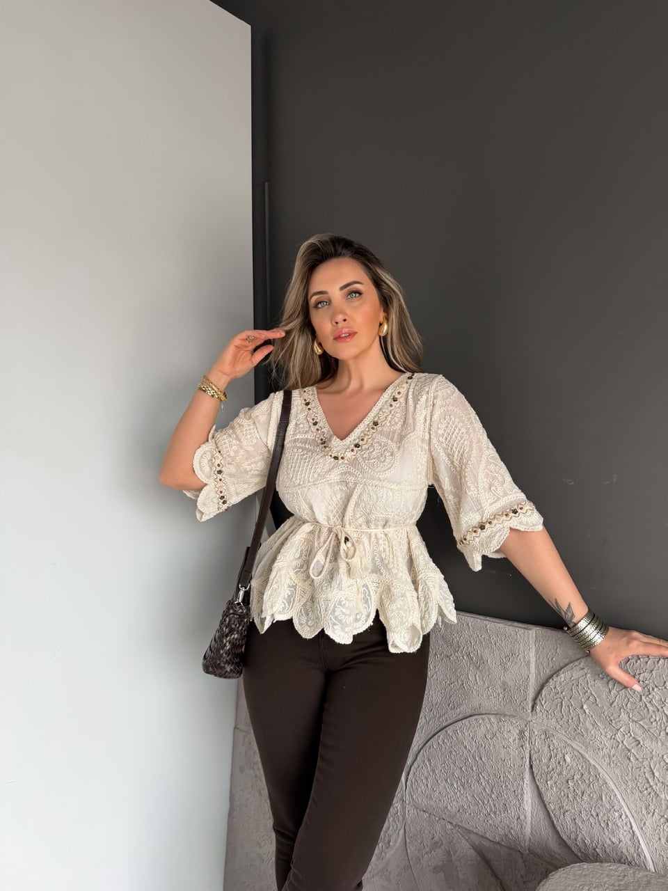 Krem Boncuklu İpli Nakışlı Bluz
