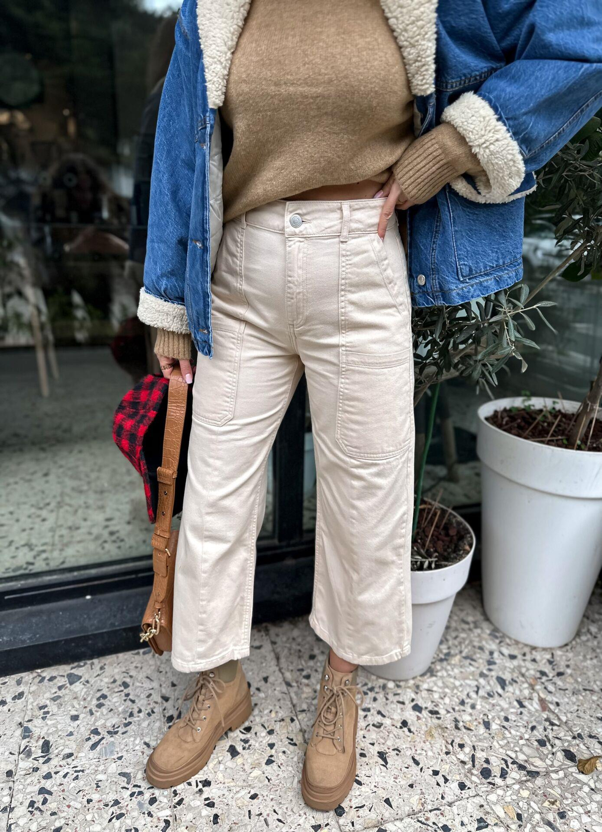 Krem Cep Detaylı Kısa Paça Pantolon