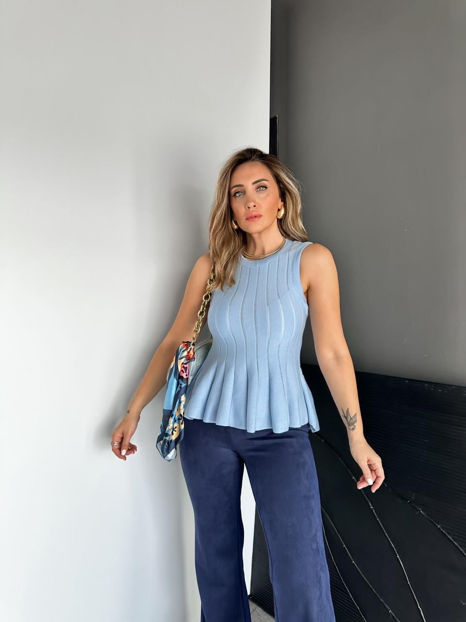 Mavi Belden Oturtmalı Volanlı Bluz