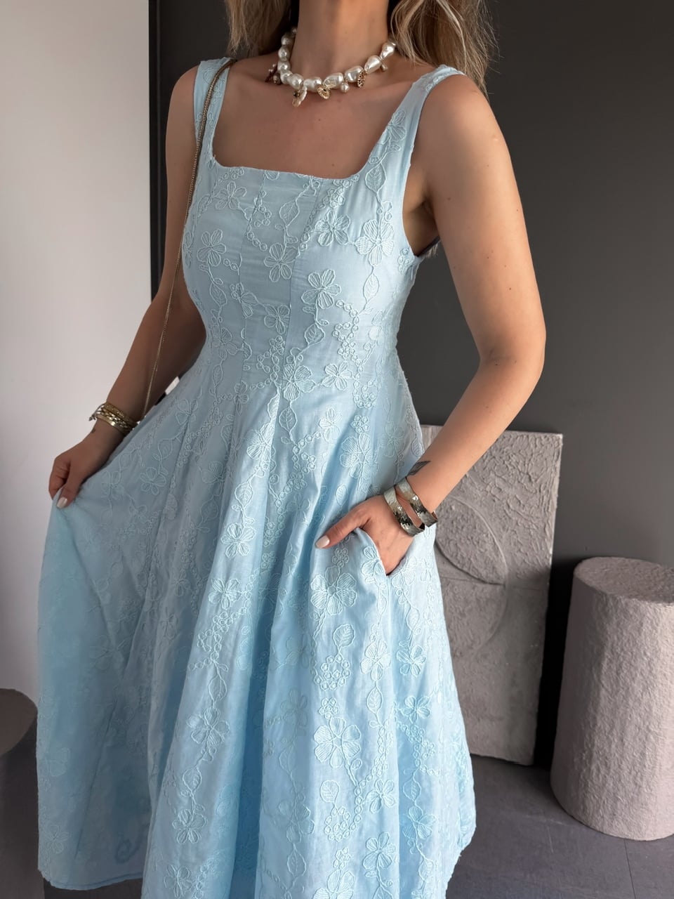 Mavi Kalın Askılı Nakışlı Elbise