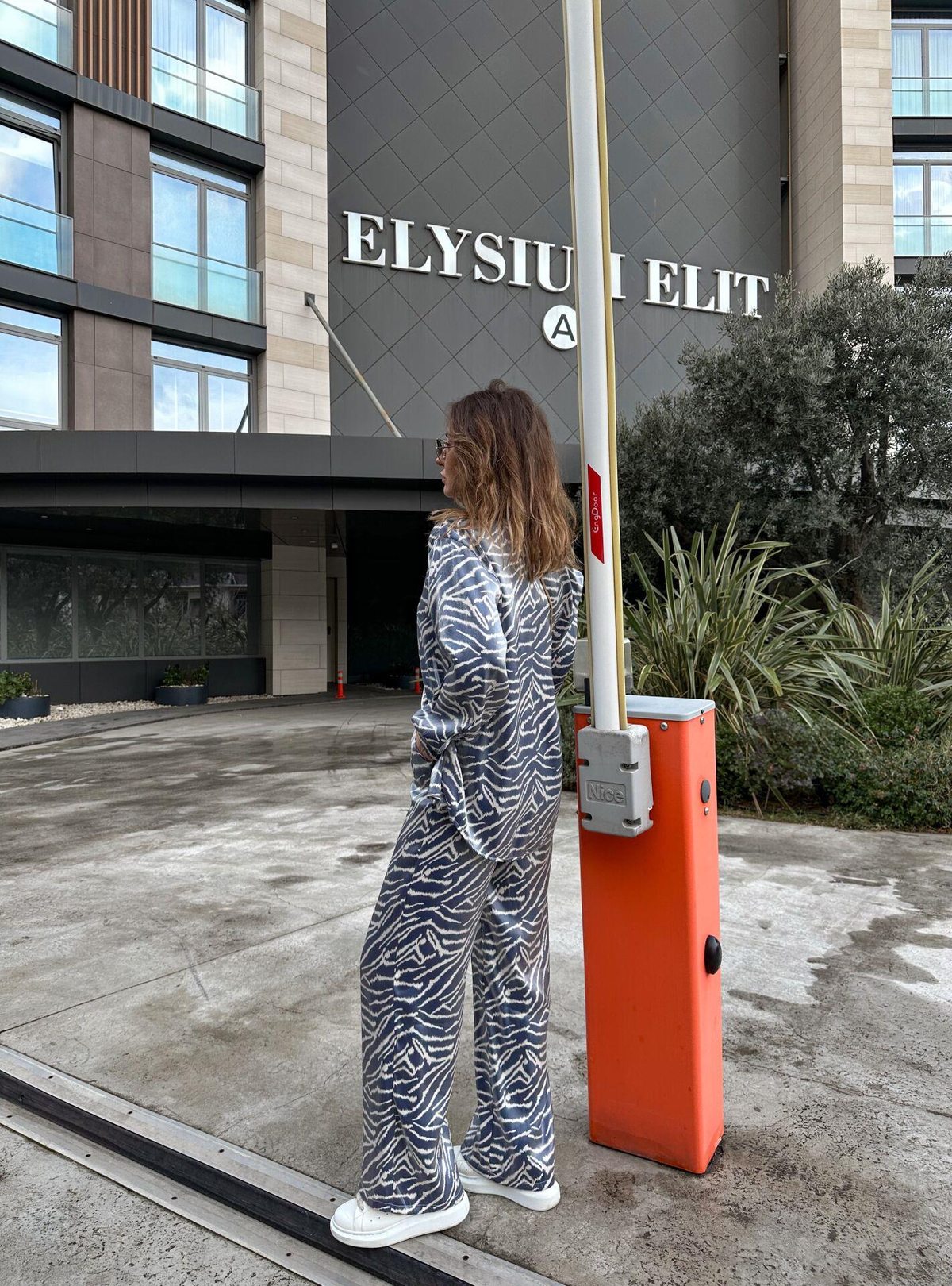 Mavi Zebra Desenli Saten Takım