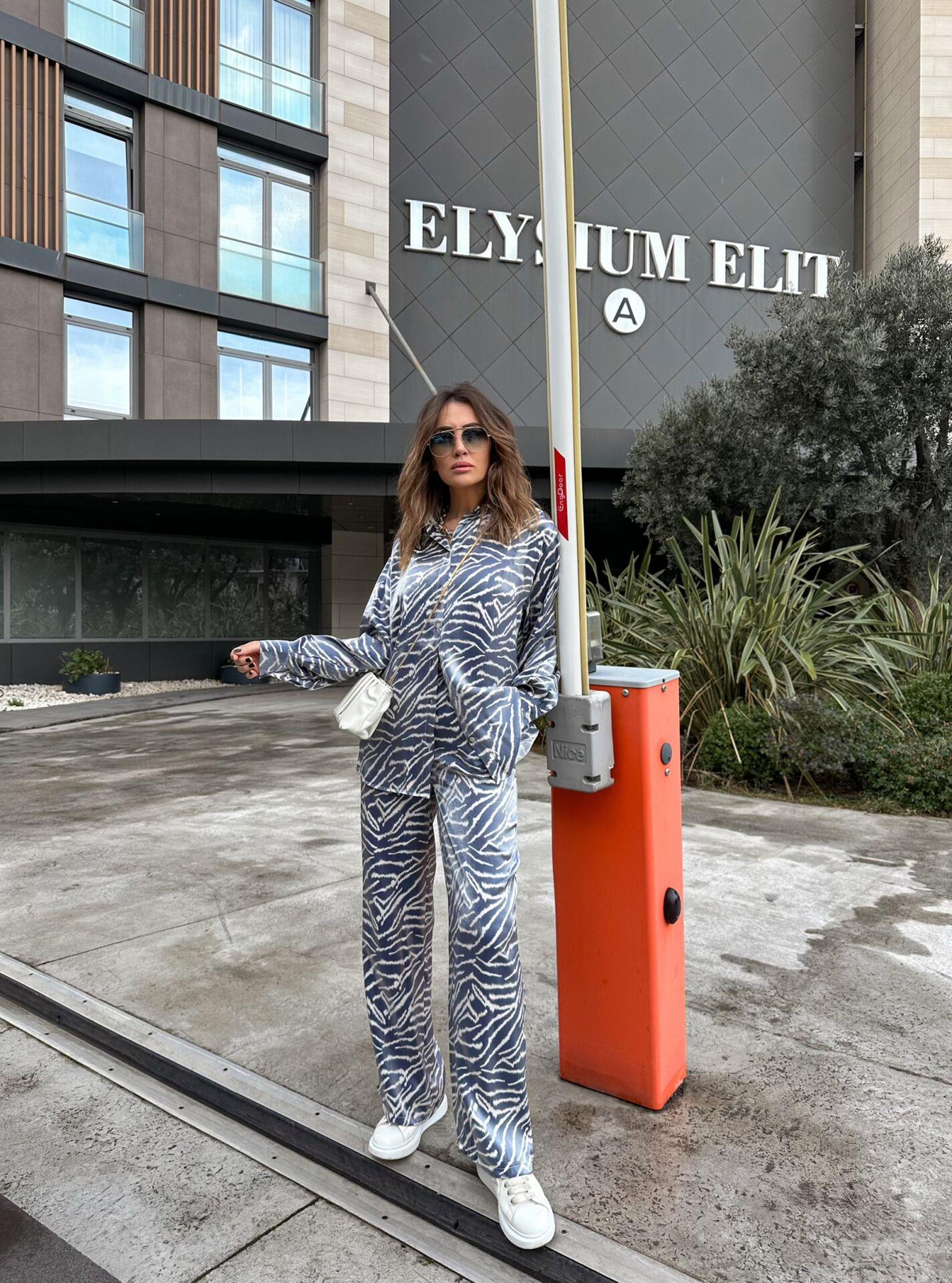 Mavi Zebra Desenli Saten Takım