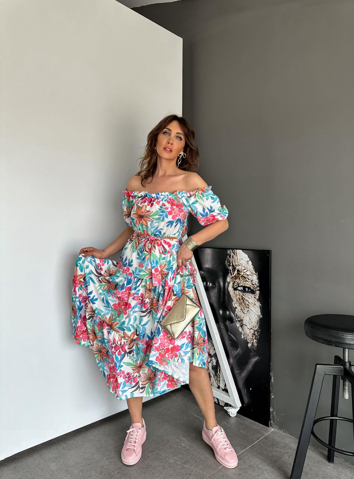 Renkli Çiçekli Madonna Yaka Elbise