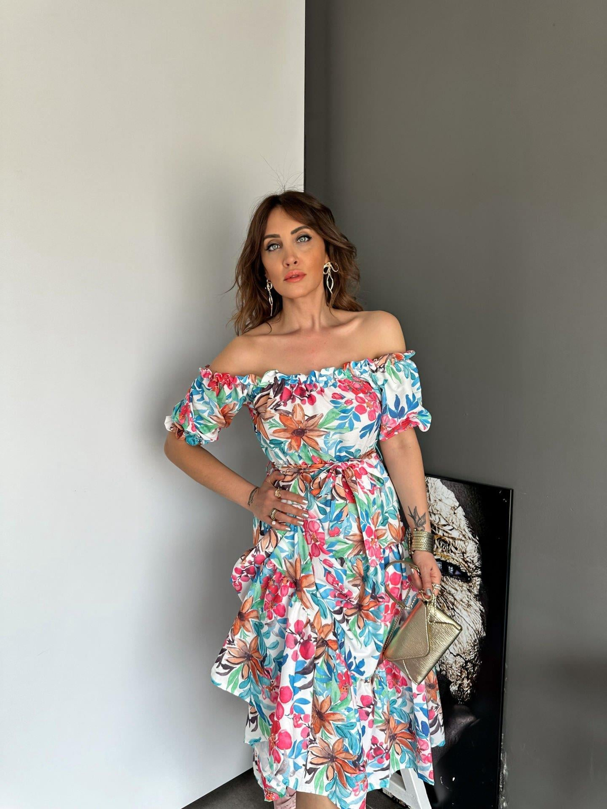Renkli Çiçekli Madonna Yaka Elbise