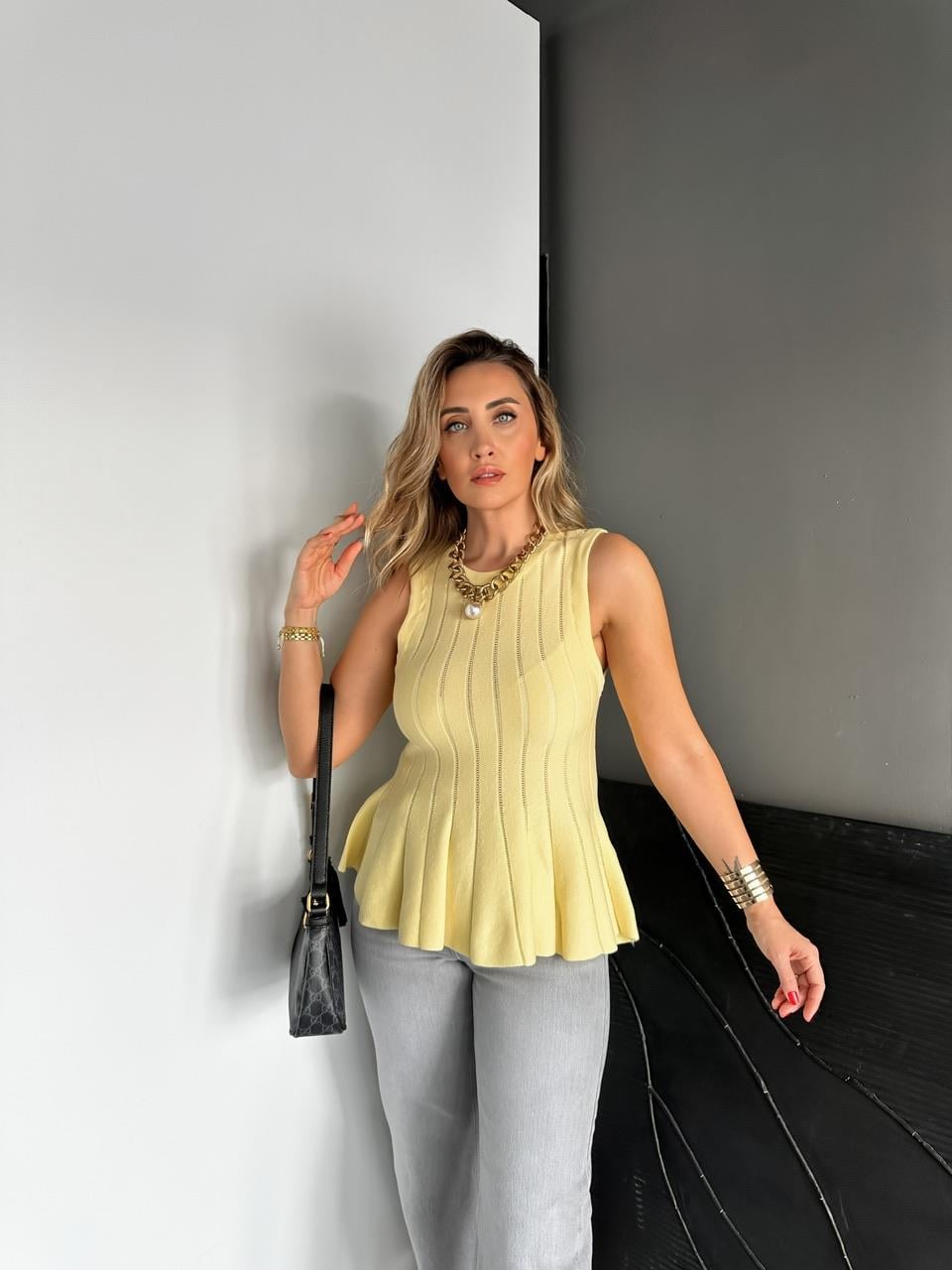 Sarı Belden Oturtmalı Volanlı Bluz