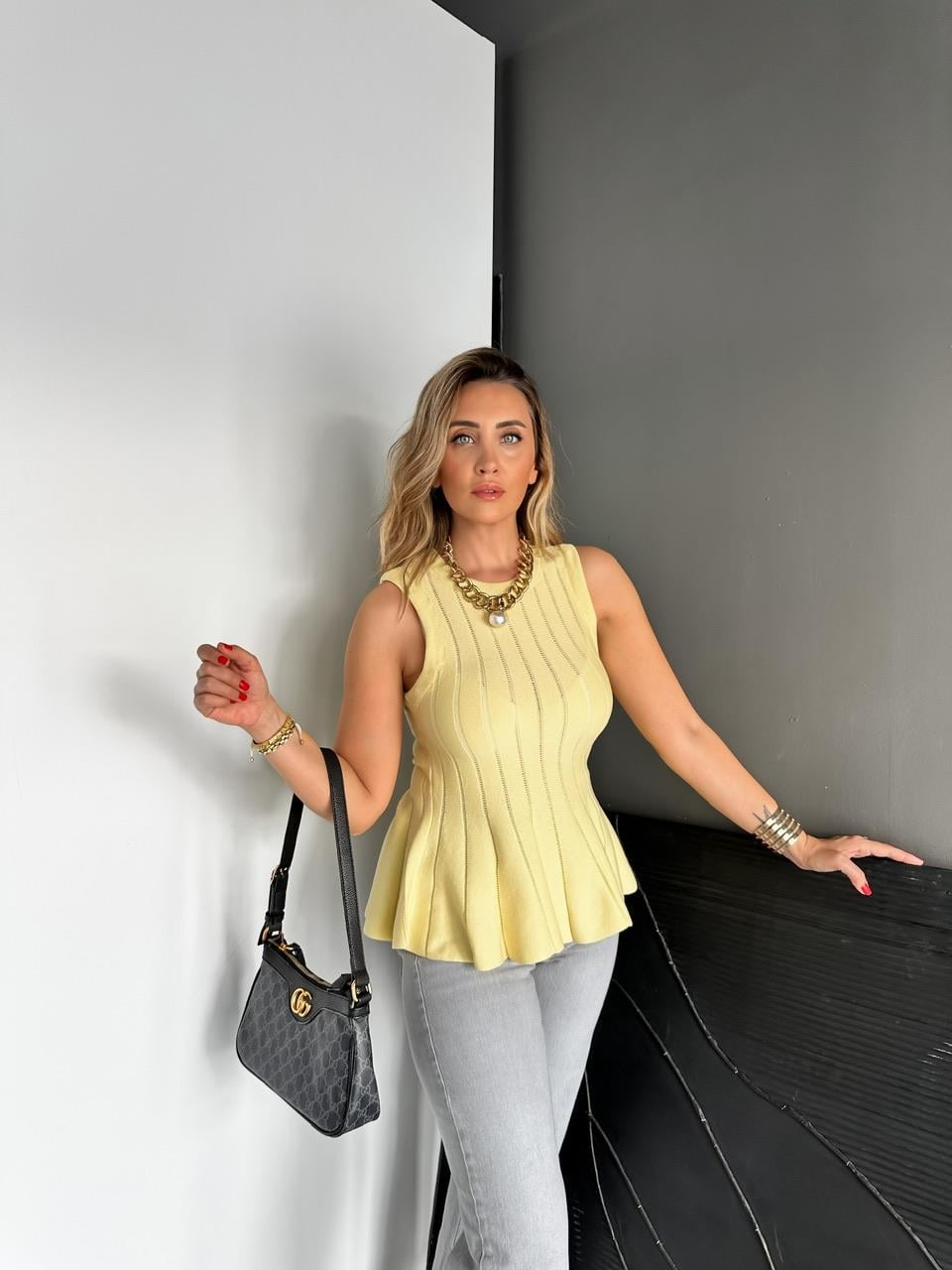 Sarı Belden Oturtmalı Volanlı Bluz
