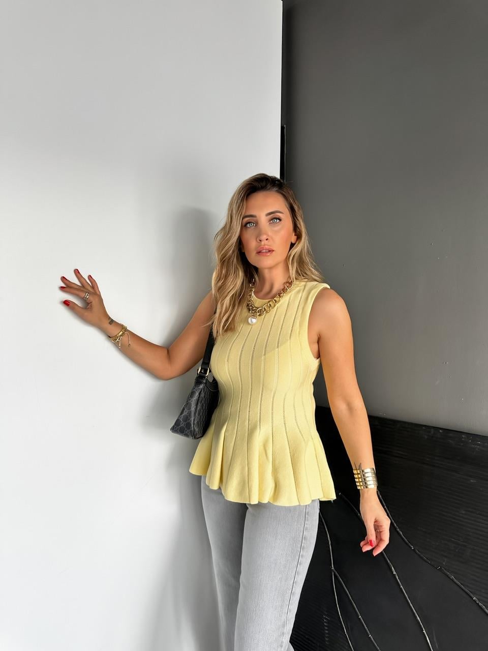 Sarı Belden Oturtmalı Volanlı Bluz