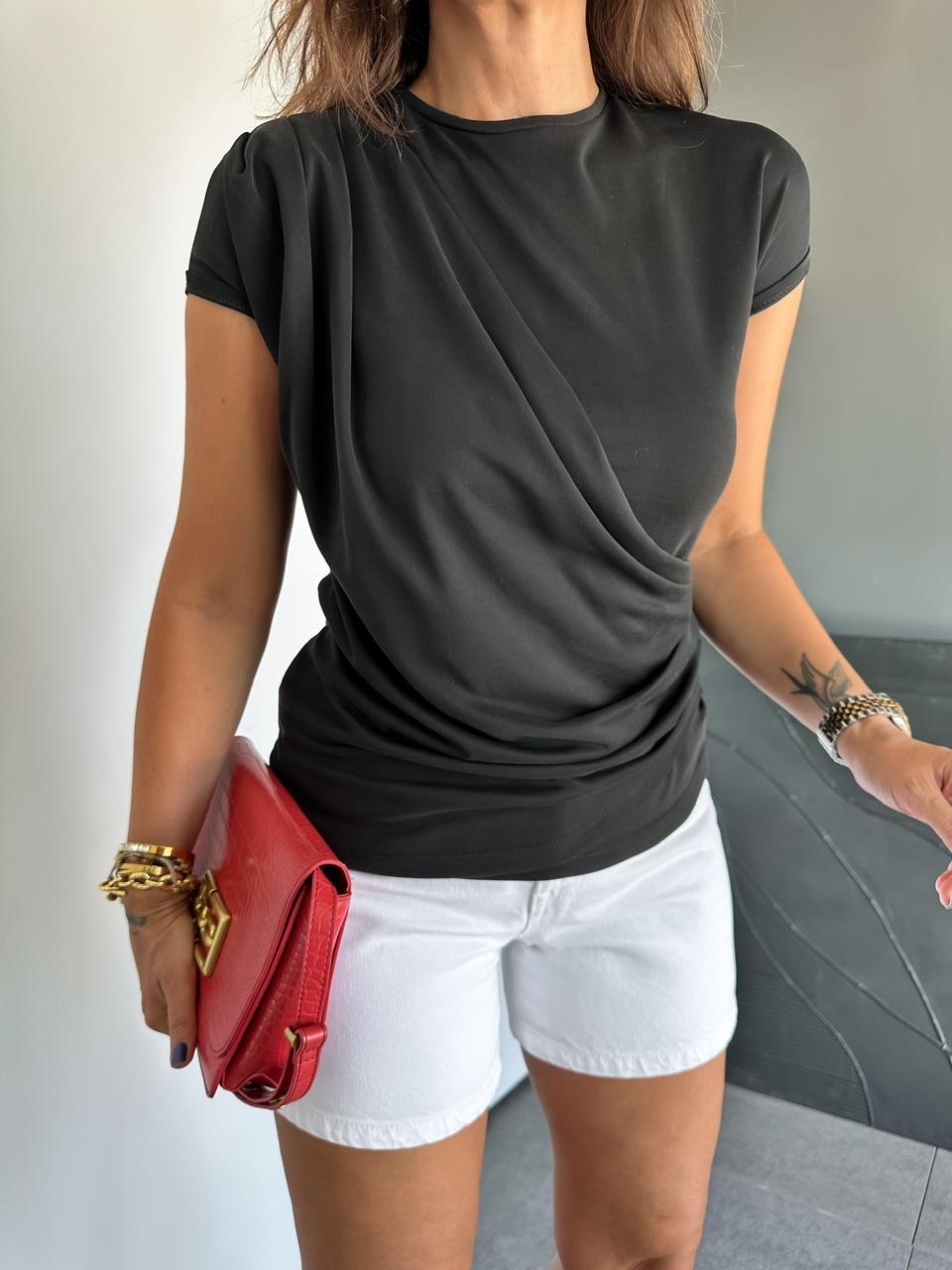Siyah Büzgü Detaylı Tshirt