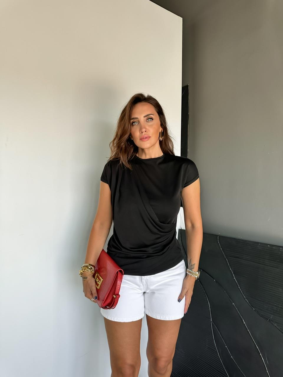 Siyah Büzgü Detaylı Tshirt