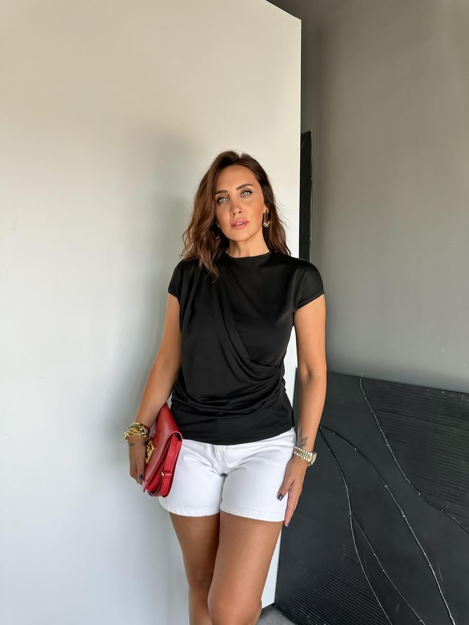 Siyah Büzgü Detaylı Tshirt