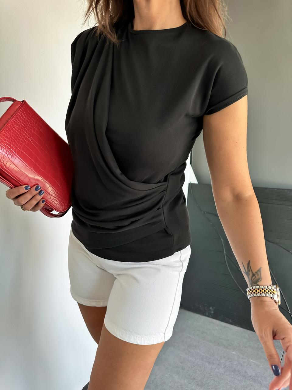 Siyah Büzgü Detaylı Tshirt