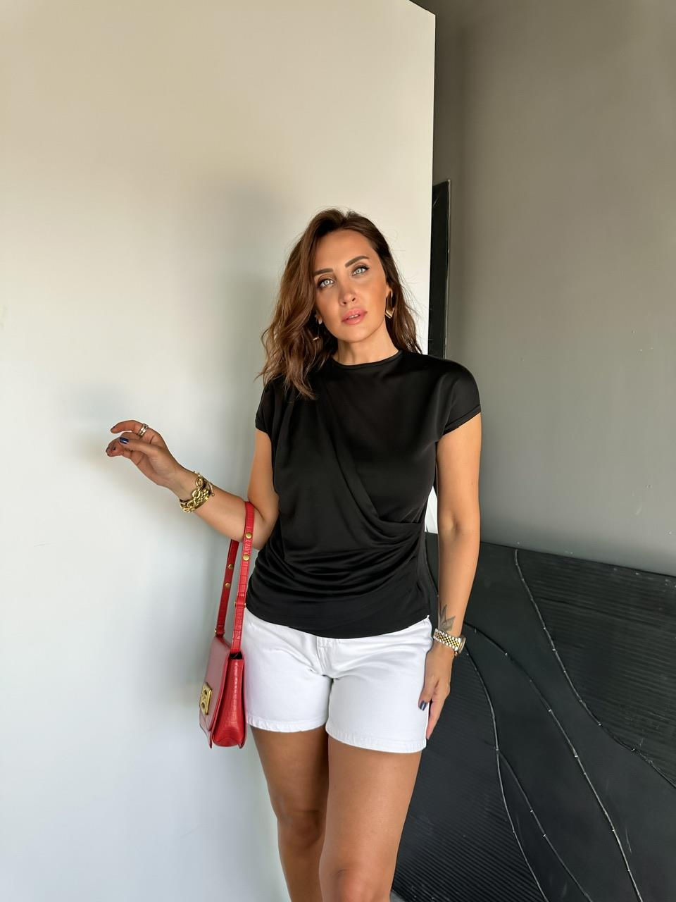 Siyah Büzgü Detaylı Tshirt