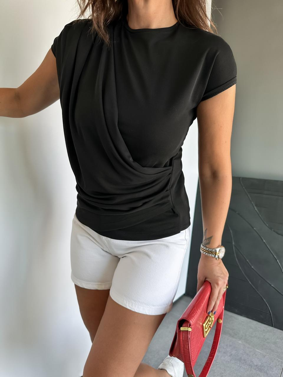Siyah Büzgü Detaylı Tshirt
