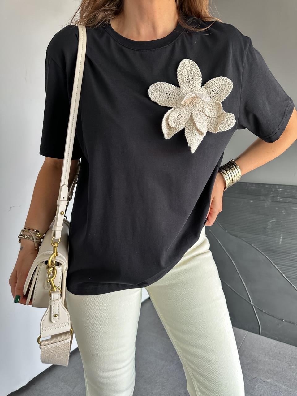 Siyah Çiçek Aksesuarlı Cotton Tshirt