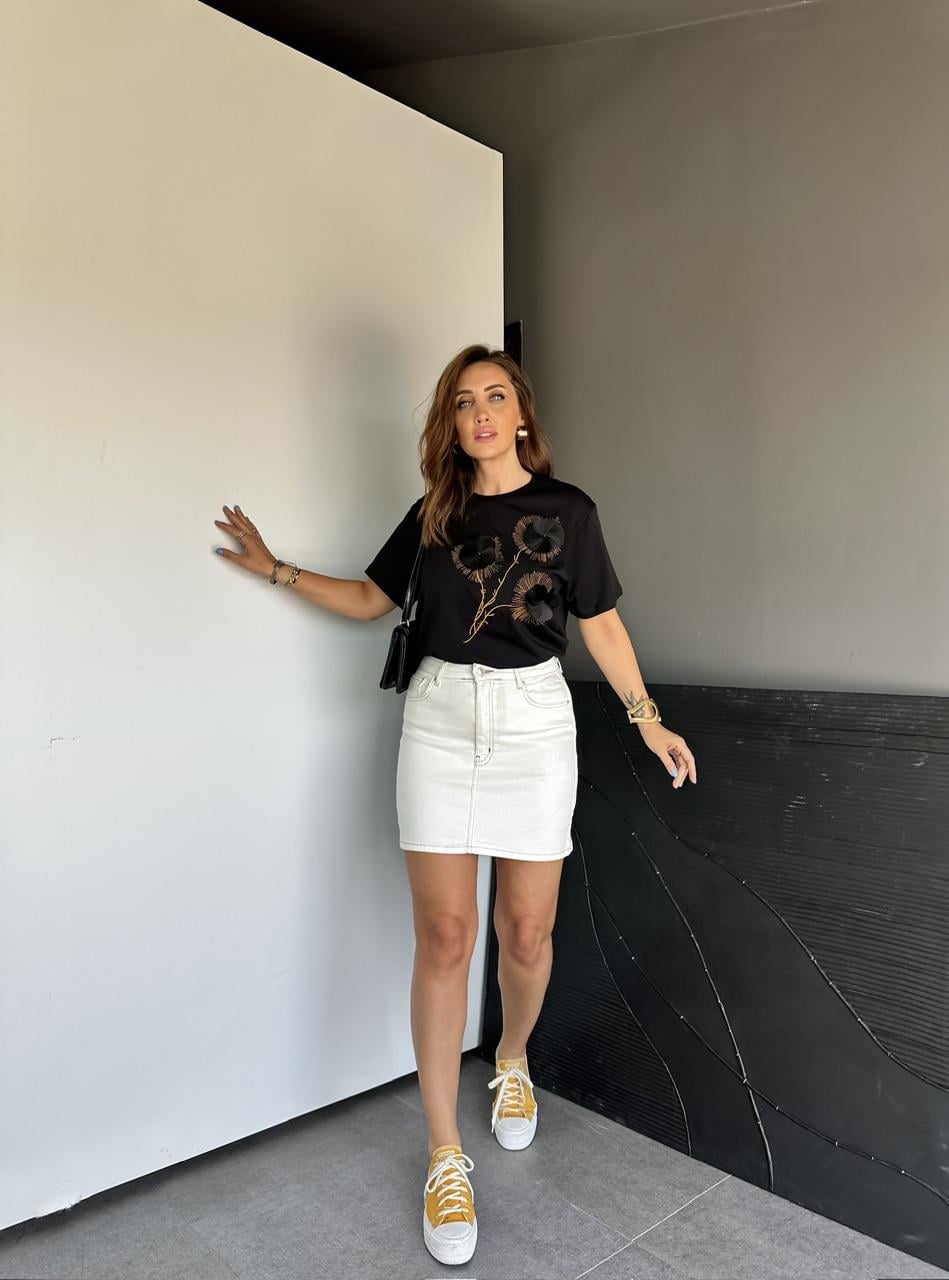 Siyah Çiçek Aksesuarlı Nakışlı Tshirt