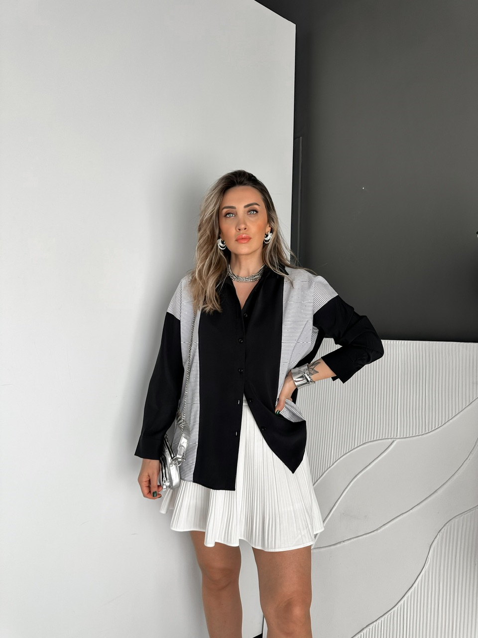 Siyah Çizgi Parçalı Serpme Taşlı Gömlek