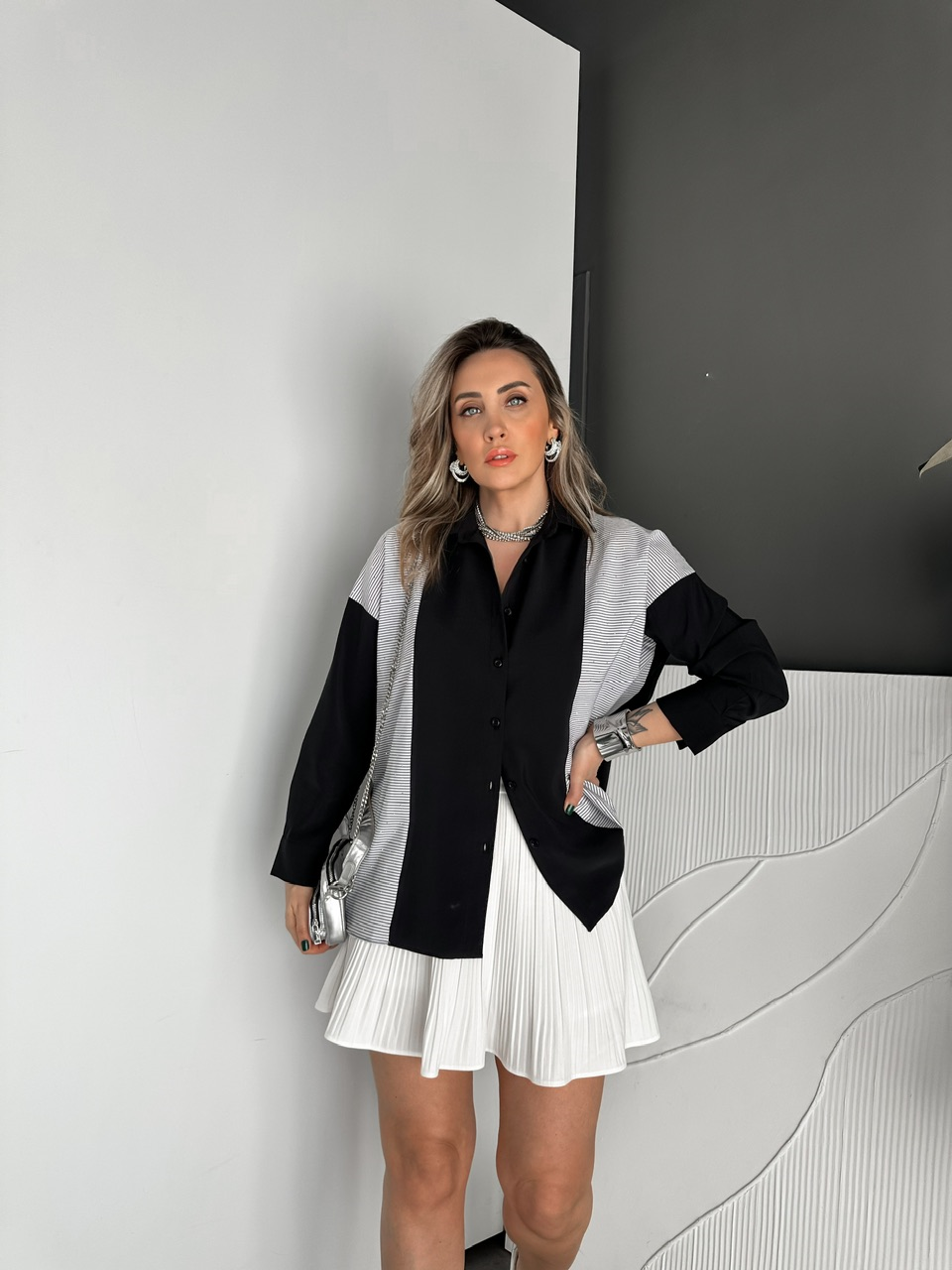 Siyah Çizgi Parçalı Serpme Taşlı Gömlek