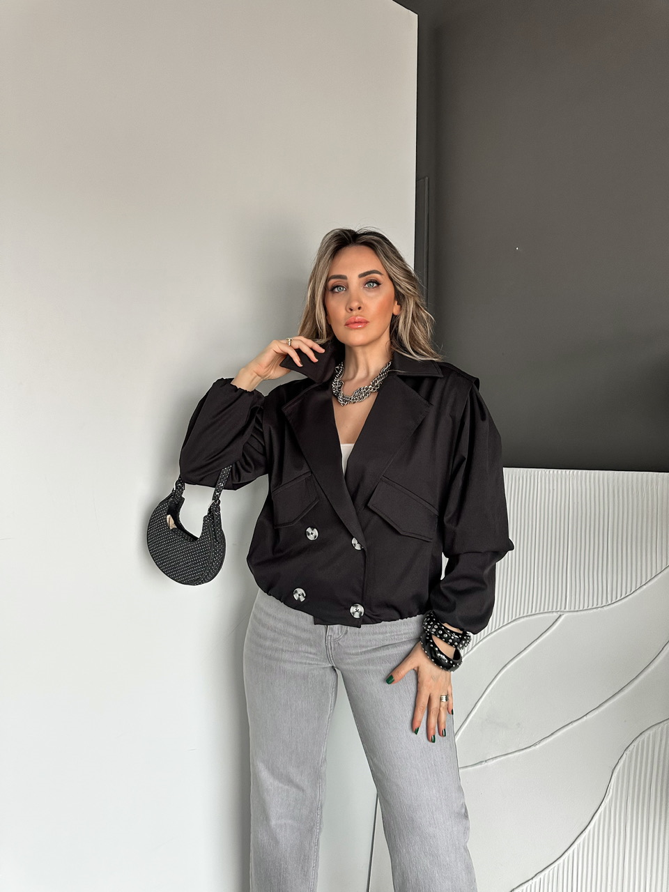 Siyah Dört Düğmeli Beli Lastikli Kısa Trençkot