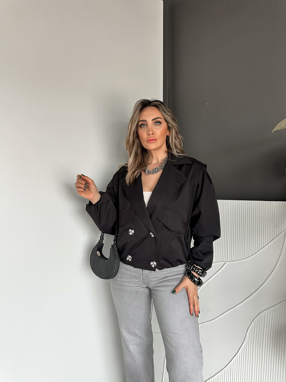 Siyah Dört Düğmeli Beli Lastikli Kısa Trençkot