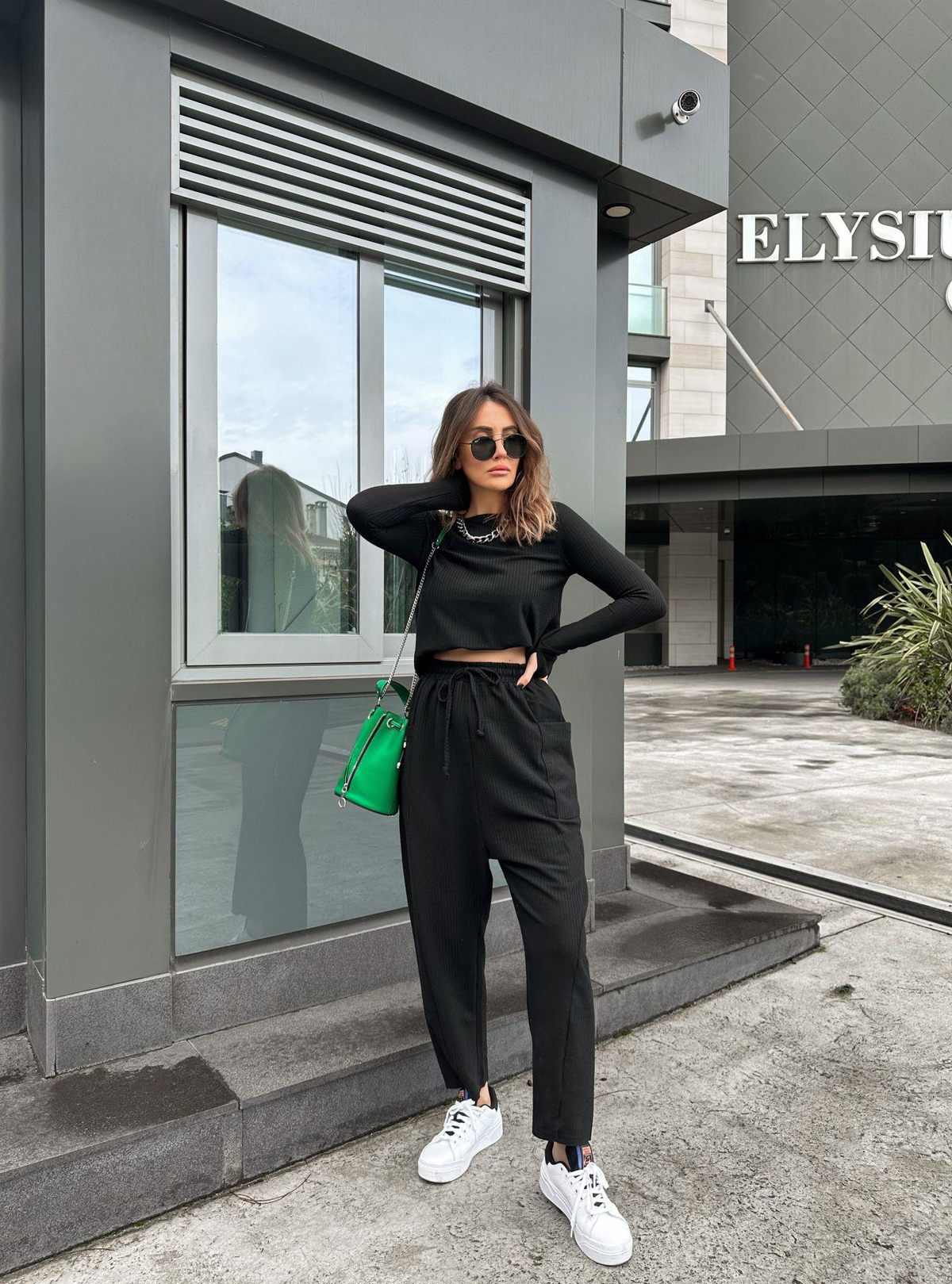 Siyah Eldiven Detaylı Takım