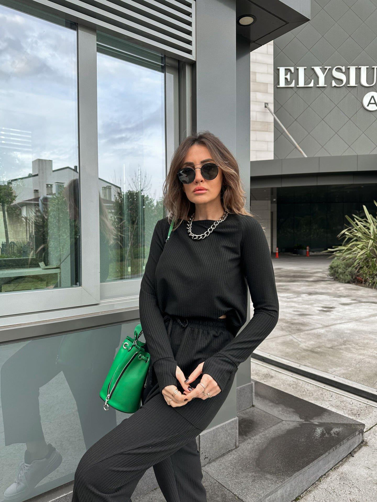 Siyah Eldiven Detaylı Takım