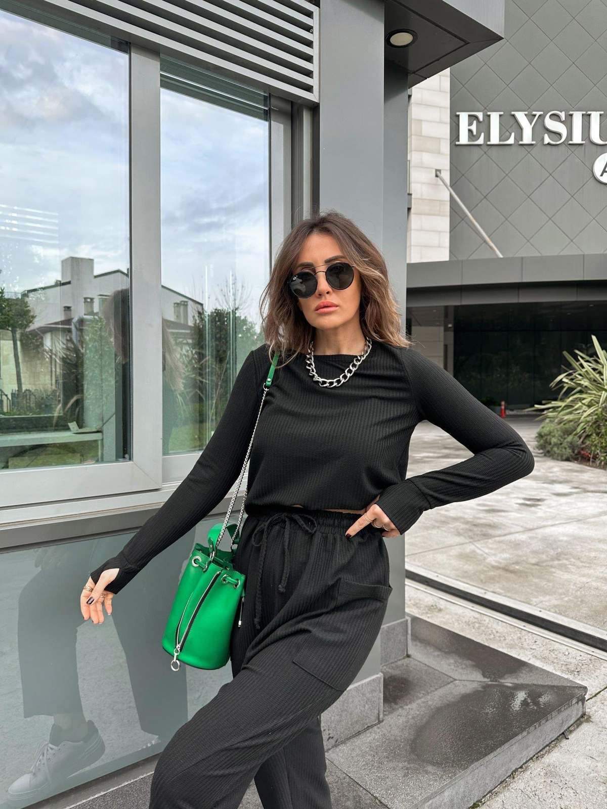 Siyah Eldiven Detaylı Takım
