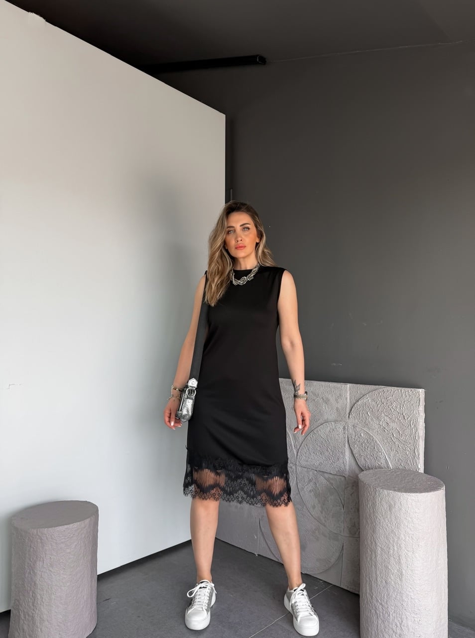 Siyah Etek Ucu Dantelli Elbise