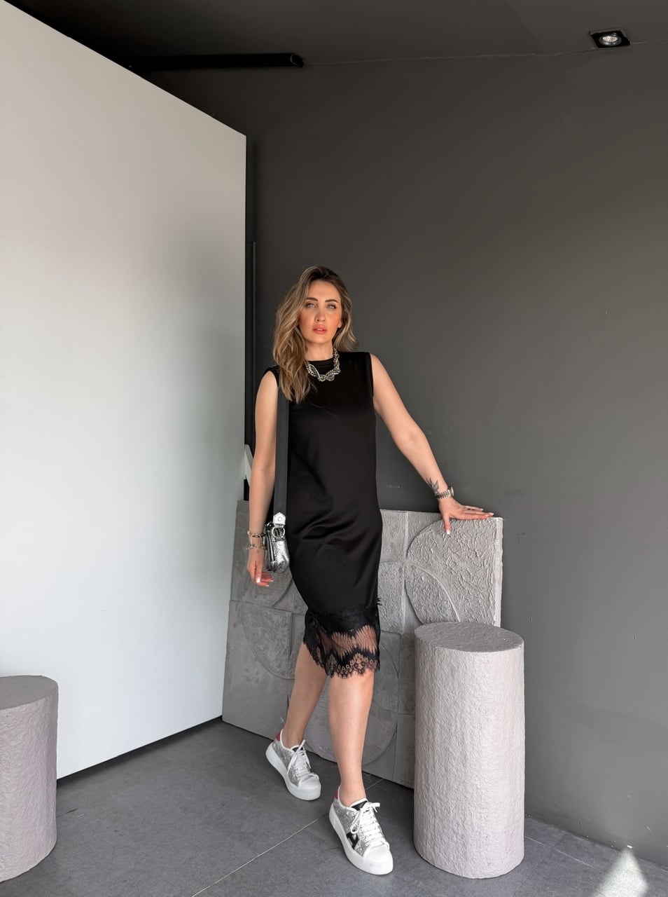 Siyah Etek Ucu Dantelli Elbise