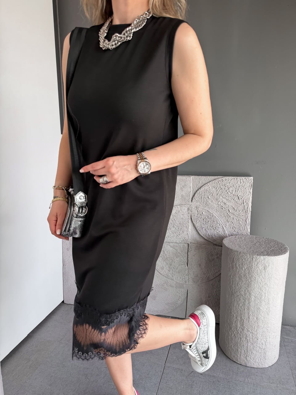Siyah Etek Ucu Dantelli Elbise
