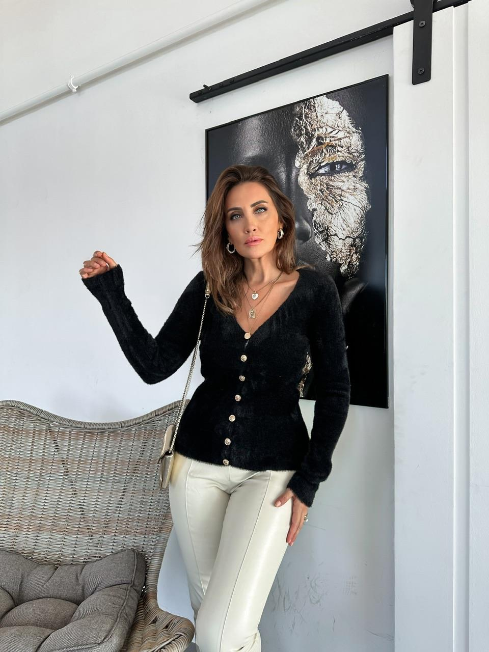 Siyah Gold Düğmeli Yumoş Hırka