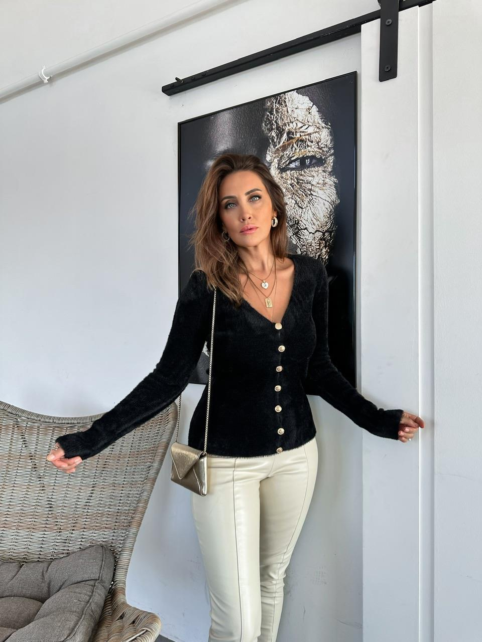 Siyah Gold Düğmeli Yumoş Hırka