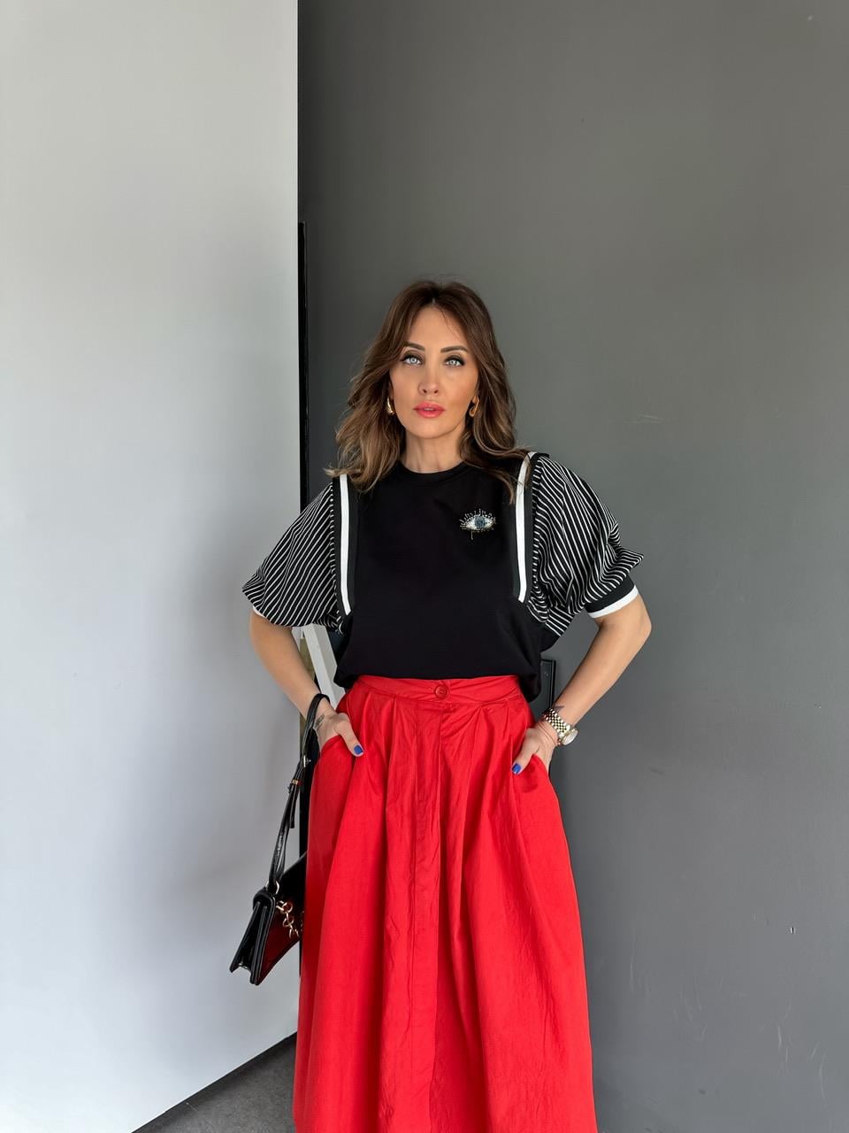 Siyah Göz Aksesuarlı Tasarım Bluz