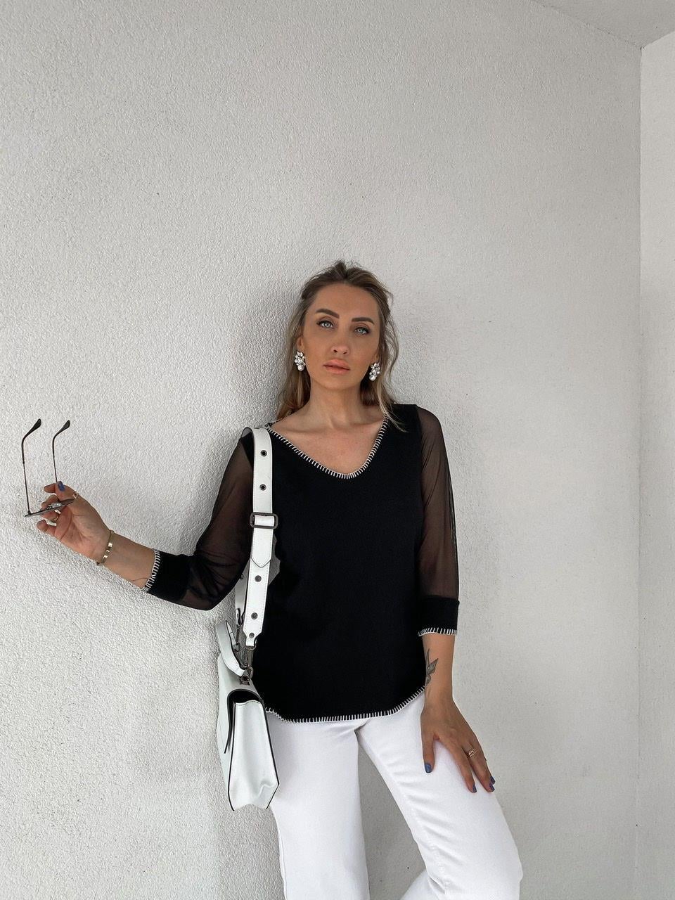 Siyah İşlemeli Kolları Tüllü Triko