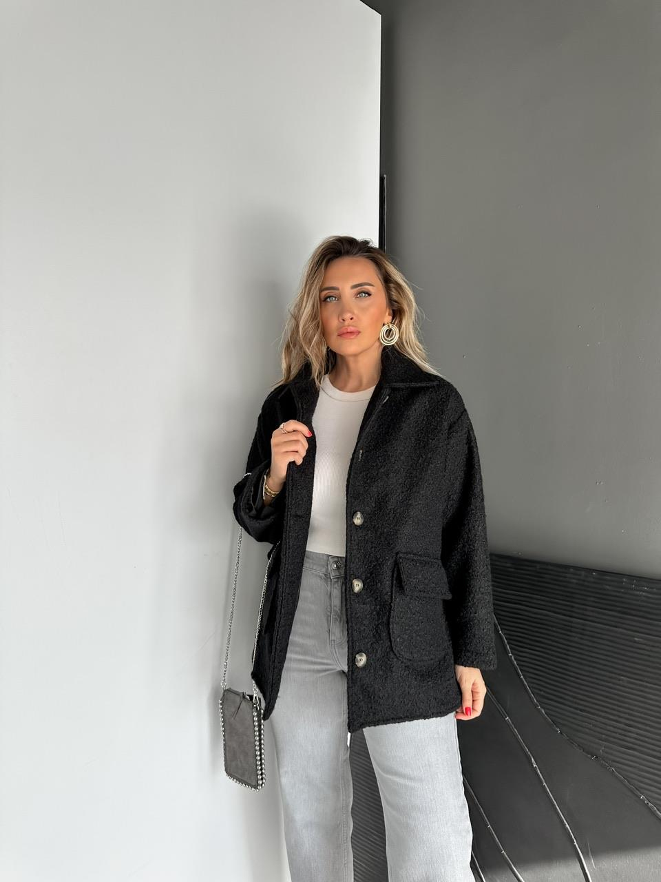 Siyah Kapak Cepli Düğmeli Buklet Kaban