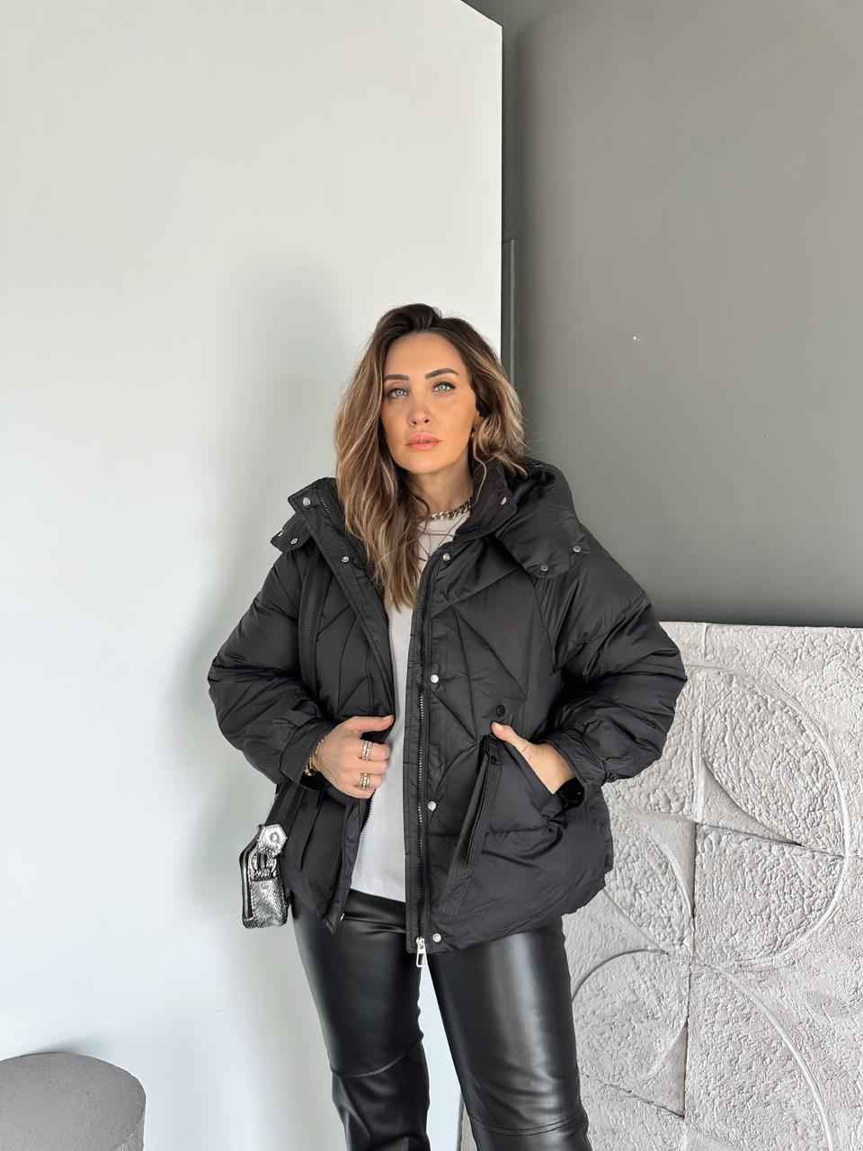 Siyah Kapşonlu Aksesuarlı Şişme Mont