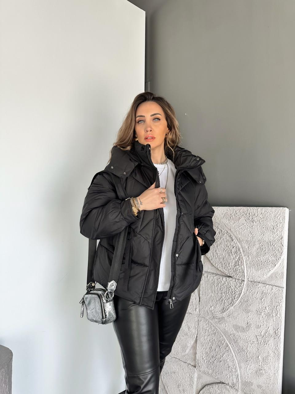 Siyah Kapşonlu Aksesuarlı Şişme Mont
