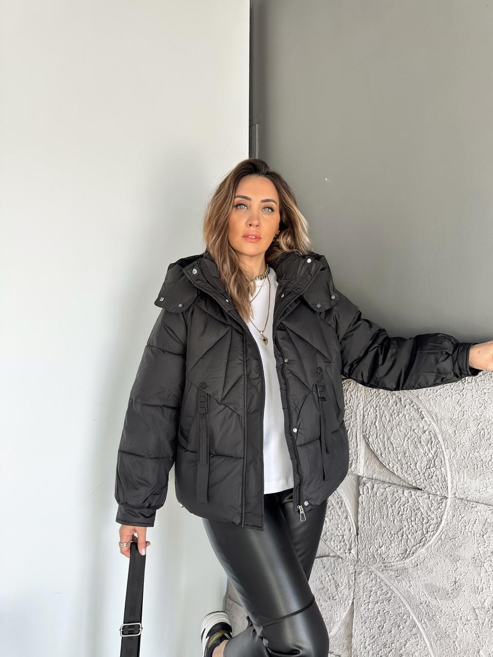 Siyah Kapşonlu Aksesuarlı Şişme Mont