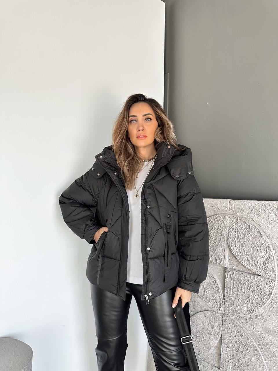 Siyah Kapşonlu Aksesuarlı Şişme Mont