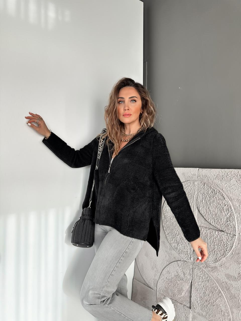 Siyah Kapşonlu Fermuarlı Yumoş Hırka