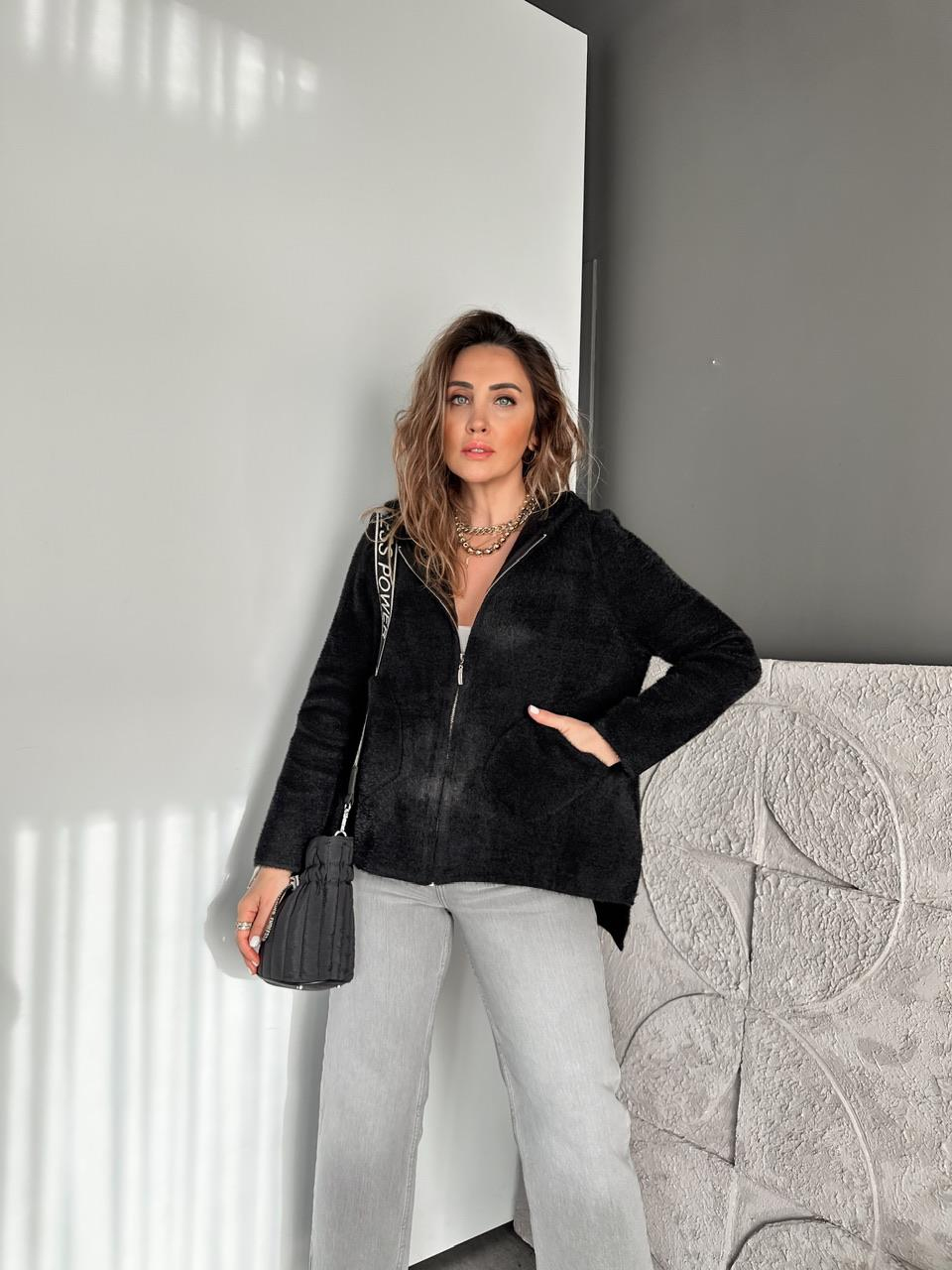 Siyah Kapşonlu Fermuarlı Yumoş Hırka
