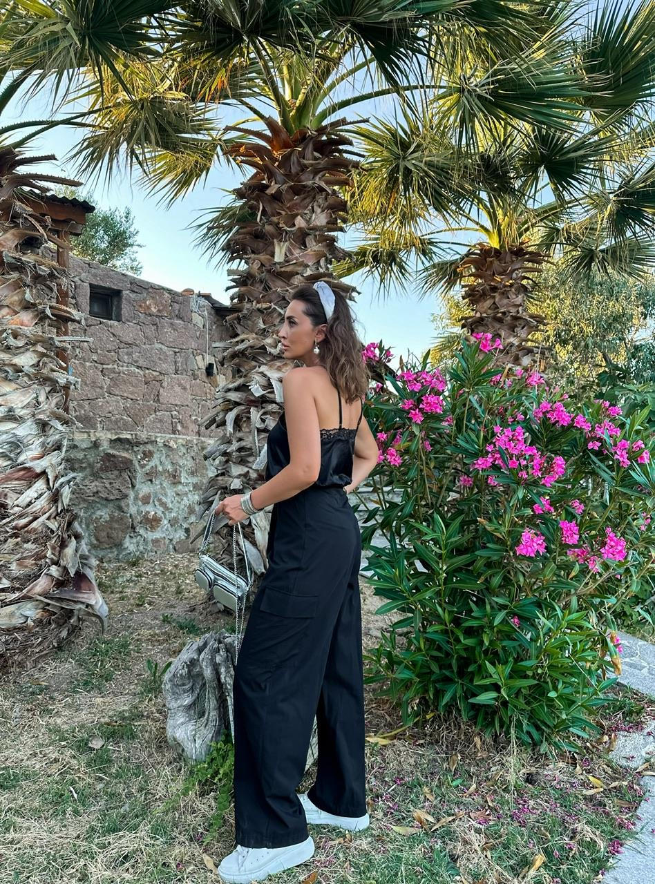 Siyah Kargo Cepli Saten Detaylı Tulum