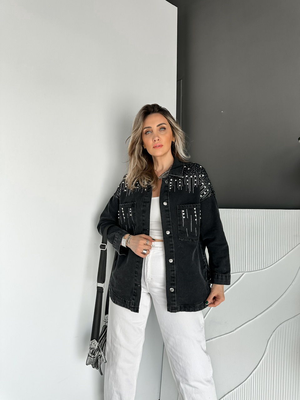 Siyah Omuz Ve Cebi Taşlı Kot Ceket