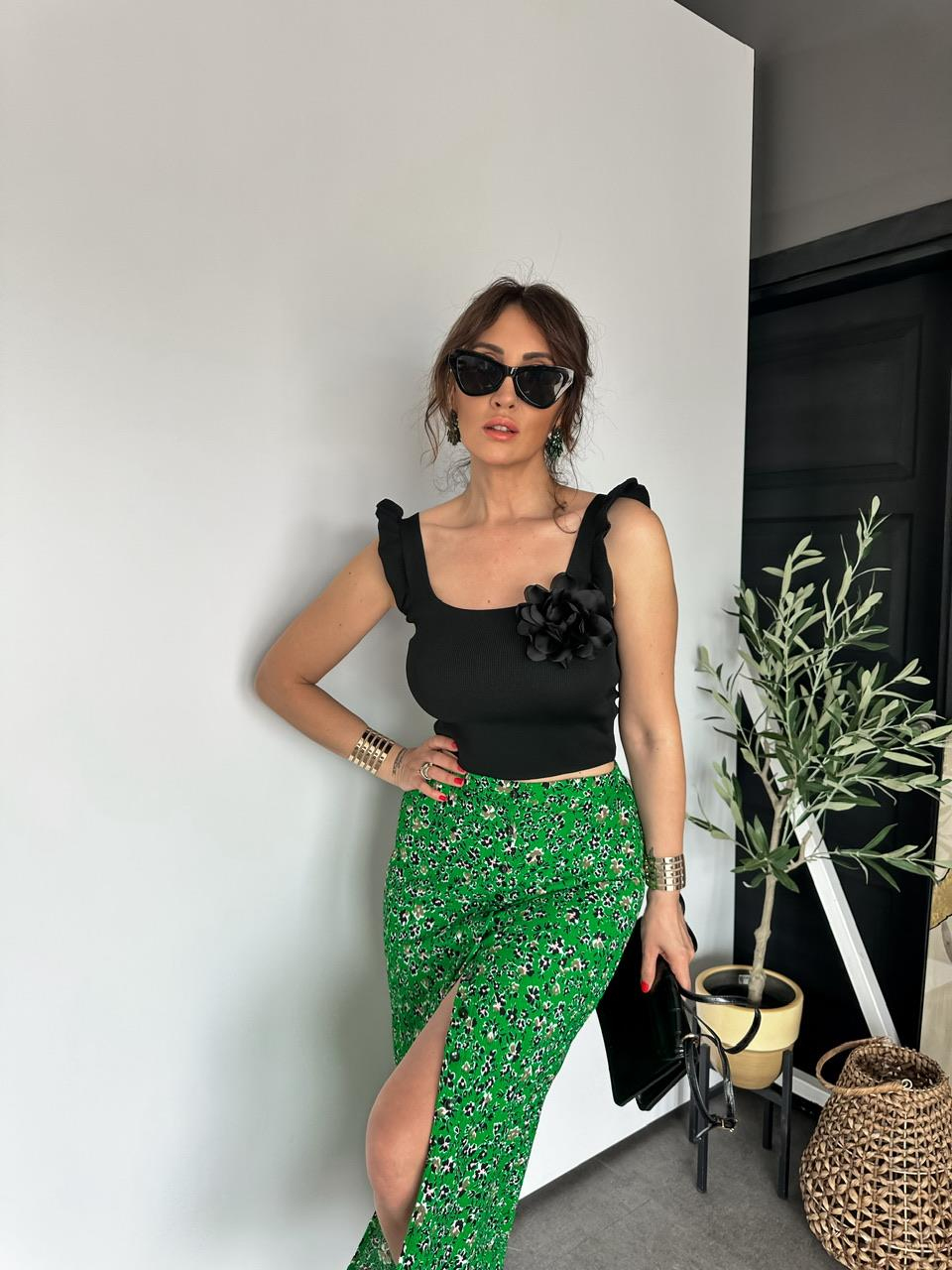 Siyah Omuzları Fırfırlı Triko Crop
