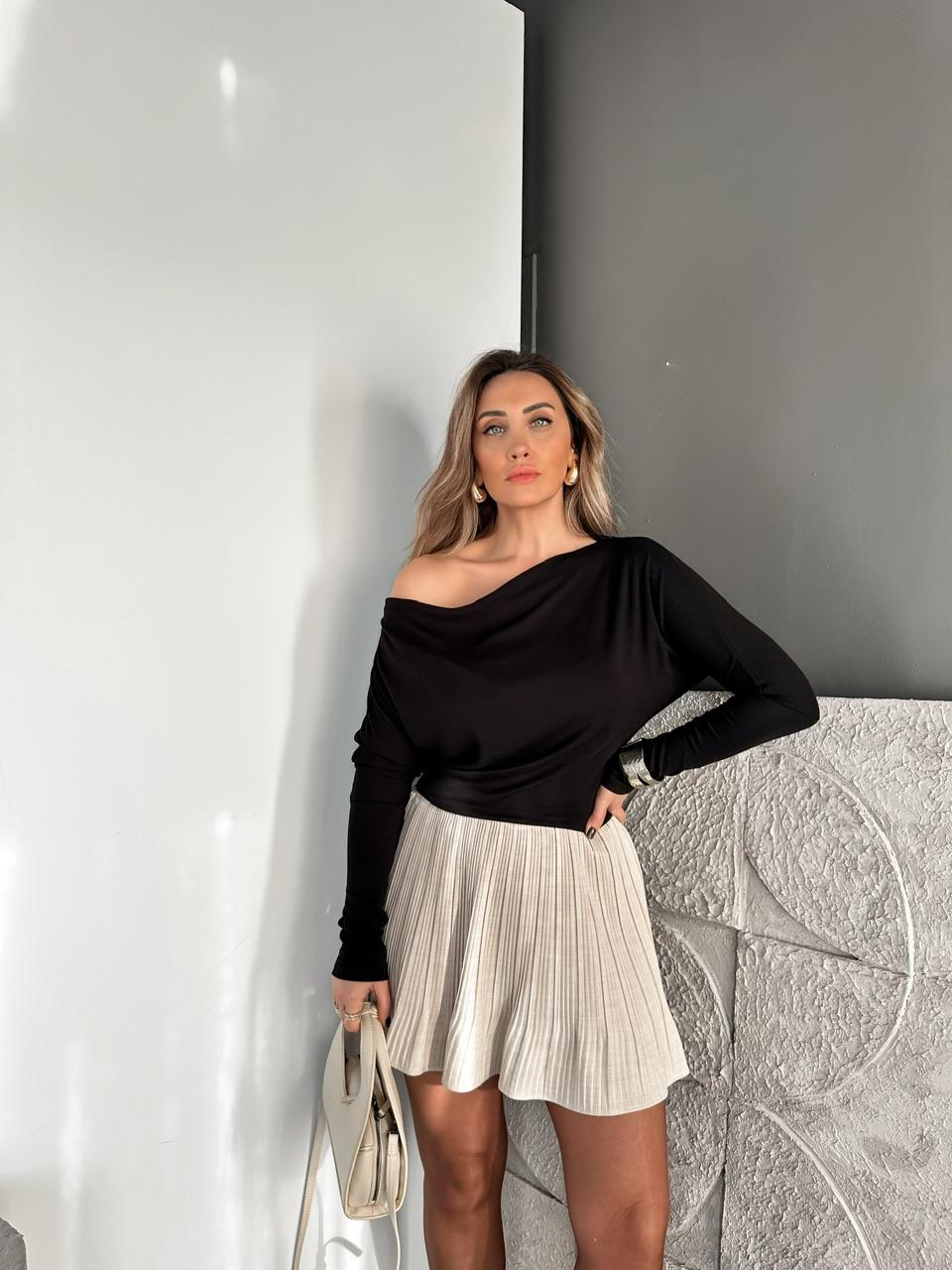 Siyah Omzu Düşük Bluz