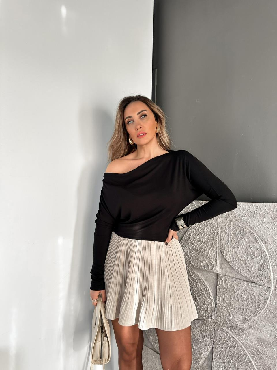 Siyah Omzu Düşük Bluz