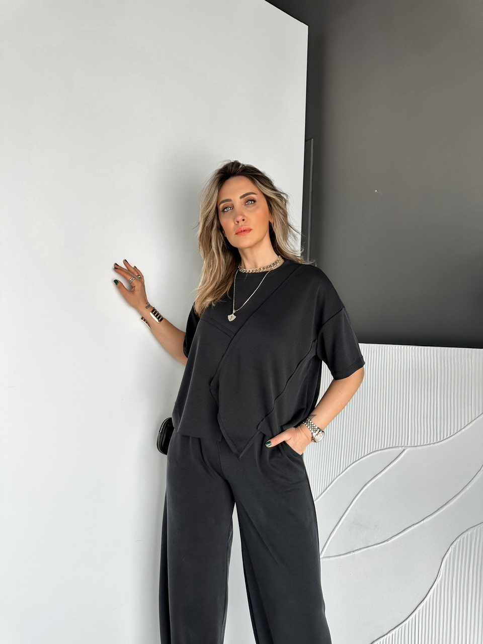 Siyah Parça Dikişli Asimetrik Modal Takım