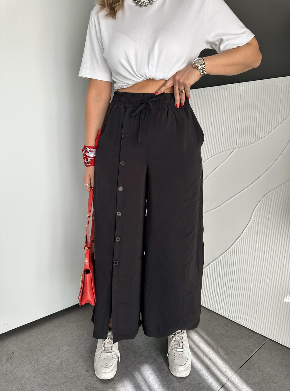 Siyah Tek Taraf Düğmeli Bol Pantolon